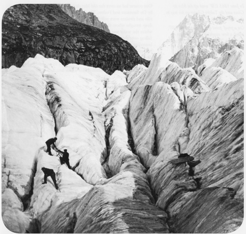 Spätere Fotografie von Whymper, welche die mühselige Unternehmung zeigt, die Gletscherspalten des Mer de Glace zu überqueren. Spätere Fotografie von Whymper, welche die mühselige Unternehmung zeigt, die Gletscherspalten des Mer de Glace zu überqueren.